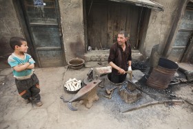 Ujgurska część miasta w Kargilik. Yusuf, kowal z dziada pradziada, wykuwa muzułmańskie półciężyce.