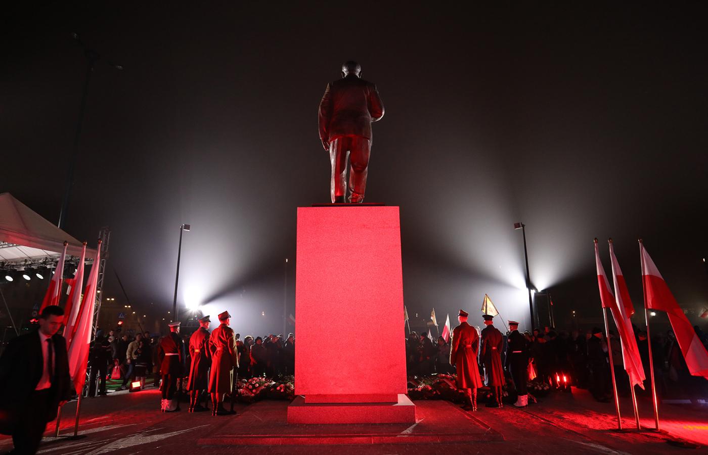 Uroczystość odsłonięcia pomnika Lecha Kaczyńskiego na pl. Piłsudskiego w Warszawie