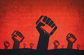 Dziś, za sprawą najnowszych technologii komunikacyjnych, dzięki działającym online smartfonom jesteśmy częścią totalnego systemu technospołecznego.