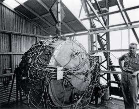 Jeden z konstruktorów Trinity, Norris Bradbury.