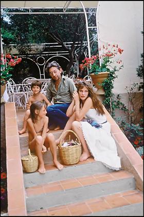 Jane Birkin i Serge Gainsbourg z małą Charlotte i Kate, córką Jane z pierwszego małżeństwa, Saint-Tropez, 1977 r.