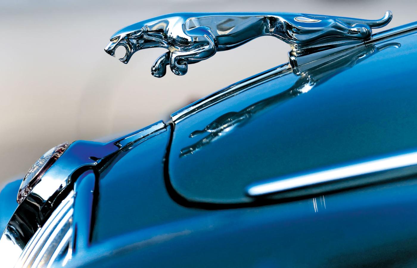 Jaguara i Land Rovera, ikony brytyjskiej gospodarki, kupił Ratan Tata, indyjski biznesmen i wizjoner.