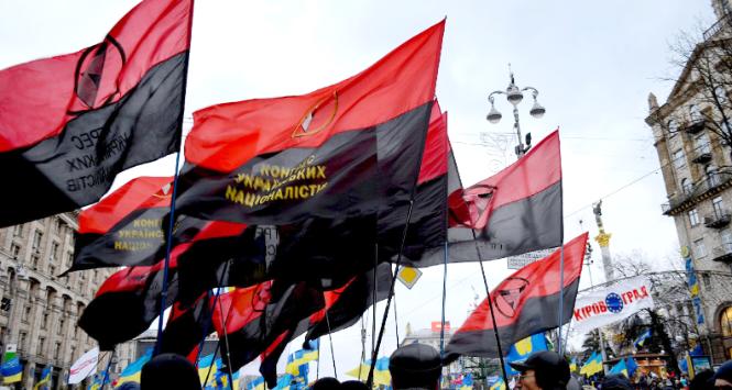 Czerwono-czarne flagi na Euromajdanie w Kijowie w 2013 r.