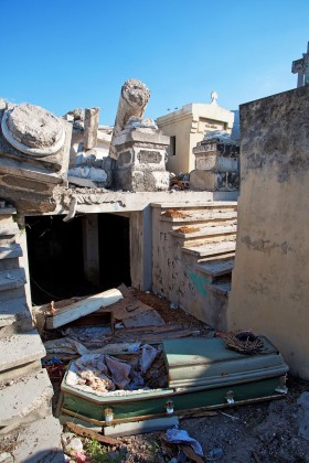 Główny cmentarz w Port-au-Prince. Wstrząs otworzył stare grobowce, wszędzie walają się kości.