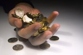 Gorzej zarabiamy. Rodzimy przedsiębiorca za godzinę pracy płaci nam (łącznie ze składkami) średnio 10,4 euro.