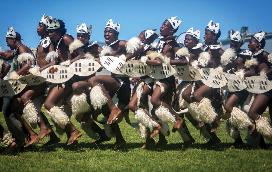 Uczestnicy tradycyjnego tańca Zulusów – ingoma – w RPA.