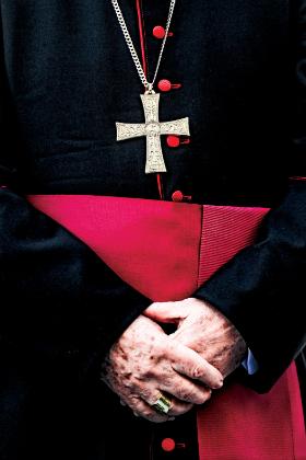 Kościół sam prezentuje siebie jako przewodnika w sprawach wiary i moralności, a zarazem ofiarę ataków na wiarę i moralność.