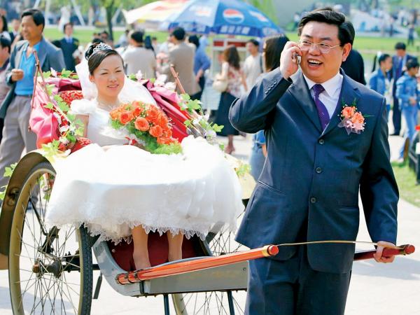 Ślub, czyli spełnienie marzeń, ale też jeden z największych wydatków w życiu nowej pary i być może ostatnia chwila, kiedy kobieta czuje się królową w rządzonym przez mężczyzn świecie.