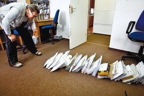 Następy dzień. Jak zawsze Jacek Serkis przygotowuje sobie przesyłki do rozwiezienia.