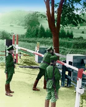 Kolibki na granicy Wolnego Miasta Gdańska i II RP (dziś dzielnica Gdyni). Patrol Heimwehry, gdańskiej jednostki wojskowej, zorganizowanej – wbrew traktatowi wersalskiemu – pod pretekstem utworzenia własnych sił obronnych. Jej podstawą stał się, przerzucony nielegalnie w cywilnych ubraniach, III batalion 4 Pułku SS Totenkopf. Fotografia z końca sierpnia 1939 r.