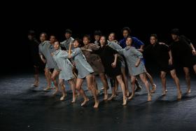 Spektakl „Made in China” w choreografii Jacka Przybyłowicza. Tańczy zespół LDTX. 24. Łódzkie Spotkania Baletowe