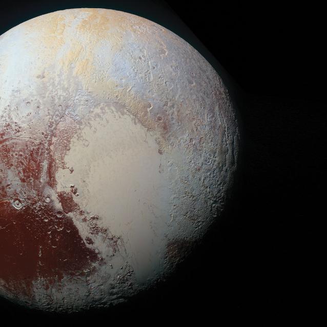 Na fotografii Plutona o wzmocnionych kolorach, wykonanej w 2015 roku przez sondę New Horizons, widoczne jest duże zróżnicowanie odcieni powierzchni i jej struktur.