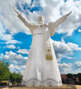Największy na świecie pomnik Jana Pawła II w Częstochowie, postawiony... w parku sakralnym.