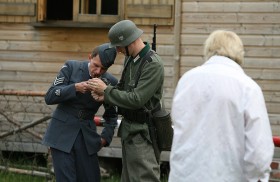 Żołnierz Królewskich Sił Powietrznych i hitlerowiec pod okiem reżysera.