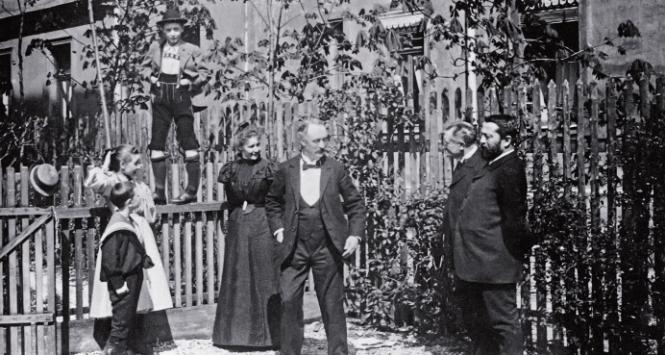 Rudolf Diesel z rodziną w Monachium. Po prawej goście, Edouard Sauvage i Frederic-Charles Dyckhoff, 1897 r.
