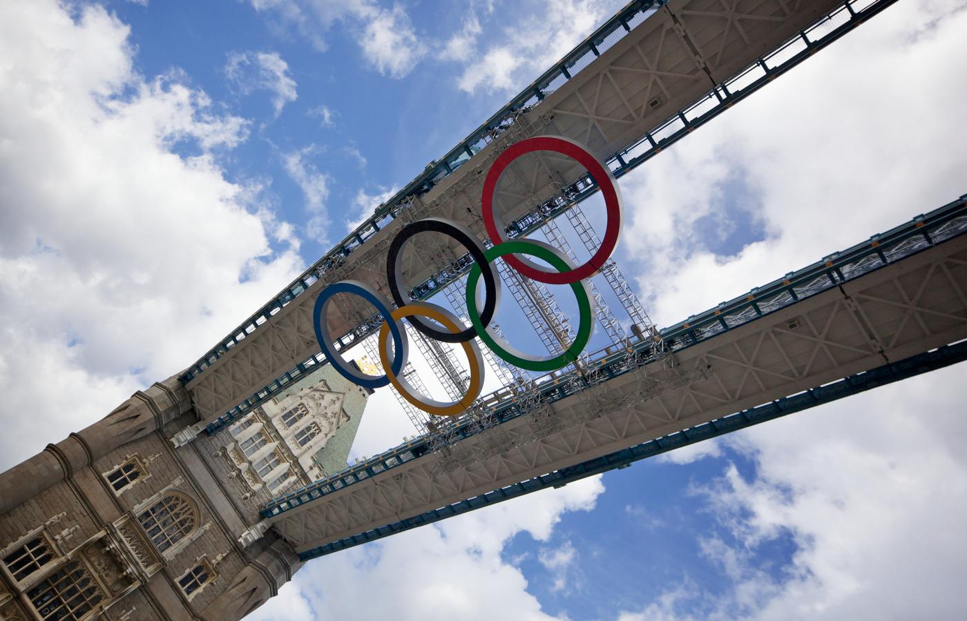Koła Olimpijskie pod mostem Tower Bridge.