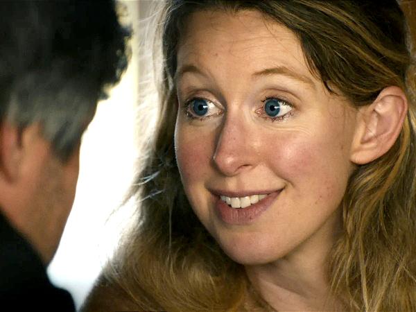 Dokument pozwalający zajrzeć w prywatność Elizabeth Holmes nie przynosi tego, czego się spodziewamy po seansie.