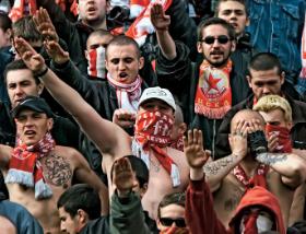 Kibice CSKA Sofia witają swoją drużynę podczas meczu z Lewskim Sofia.