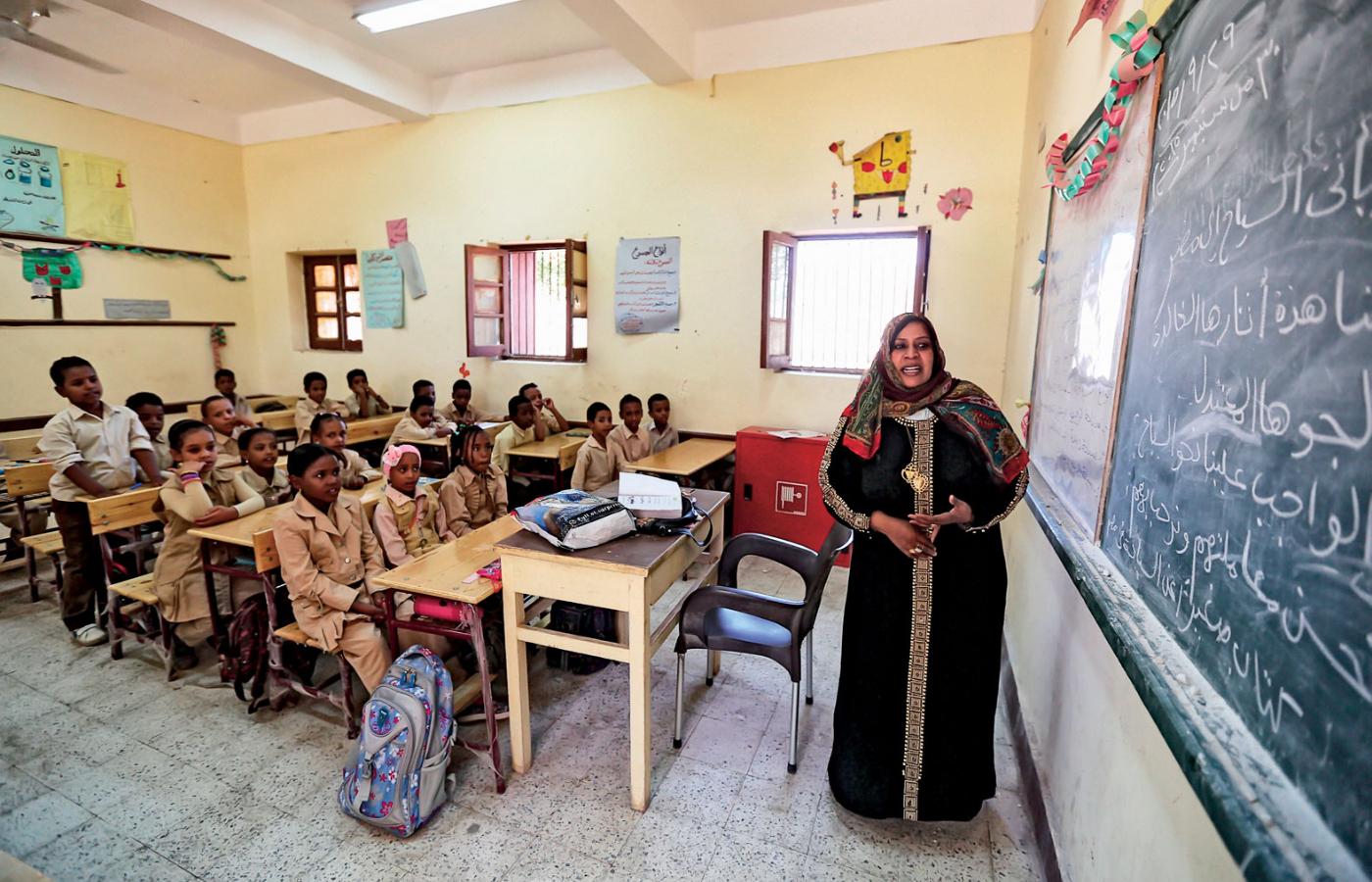 Nauczycielka prowadzi lekcję w nubijskiej wiosce Adindan w pobliżu Asuanu.