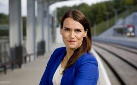 Agnieszka Pomaska. Rocznik 1980. Studiowała politologię na Uniwersytecie Gdańskim. W 2001 r. zaczęła działać w młodzieżówce Platformy Obywatelskiej – Młodych Demokratach. Początkowo jako członkini koła gdańskiego, później jako przewodnicząca Forum Stowarzyszenia MD. Jeszcze przed skończeniem studiów została wybrana na radną Miasta Gdańska. Już w wieku 30 lat zaczęła szefować gdańskiej Platformie, a w 2015 r. została wiceprzewodniczącą PO na Pomorzu. W Sejmie zasiada nieprzerwanie od 2009 r. (objęła wtedy mandat po Jarosławie Wałęsie, który został europosłem). W poprzedniej kadencji Sejmu przewodniczyła komisji ds. Unii Europejskiej. Dała się poznać jako obrończyni świeckości państwa (jej tweet ze zdjęciem ołtarzu pozostawionego na ścieżce rowerowej wywołał swego czasu medialną burzę – prawicowi politycy zarzucali jej, że atakuje Kościół katolicki), liberalizacji prawa do aborcji (głosowała za projektem Ruchu Palikota w październiku 2012 roku). Blisko współpracowała ze Sławomirem Nowakiem, bohaterem afery zegarkowej, uchodzi nawet za jego polityczną wychowankę. W listopadzie 2015 r. znalazła się na liście 100 innowatorów Europy Środkowej i Wschodniej – New Europe 100  (listę ogłosił Fundusz Wyszehradzki we współpracy z Financial Times oraz kilkudziesięcioma instytucjami z Europy Środkowej i Wschodniej). Wybrane wypowiedzi: • „Pytanie, kogo bardziej boi się premier Szydło – prezesa Kaczyńskiego czy prokuratora, chociaż strach w polityce na tak ważnym stanowisku nie powinien mieć miejsca. Przede wszystkim powinno mieć miejsce stosowanie prawa i konstytucji”• „Kampania PiS była ogromnym sukcesem, problem jednak polega na tym, że nie miała ona nic wspólnego z obecną rzeczywistością. W kampanii nie widzieliśmy tyle agresywnego języka, na pierwszy plan zostały wysunięte kwestie socjalne. Jarosław Kaczyński, który rzeczywiście rządzi w kraju, schował się za premier Beatą Szydło”• „Wyszłam ze wszystkimi [z sali Sejmu podczas głosowania 26 listopada] solidarnie. Uważam, że to był błąd, za który mogę tylko wyborców przeprosić. Powinniśmy zostać na sali, mimo frustracji i poczucia, że łamane są demokratyczne zasady i obyczaj sejmowy. A wracając do tego, do czego musimy się jeszcze przyzwyczaić, to do rządzenia z tylnego siedzenia. Zapamiętałam pewien obrazek z burzliwej debaty nad Trybunałem Konstytucyjnym. Premier Beata Szydło siedziała wówczas w tylnych ławach rządowych, a na jej miejscu usadowił się wicepremier Piotr Gliński. Jeszcze się nie spotkałam z taką sytuacją, żeby miejsce premiera na sali sejmowej zajął ktoś inny”