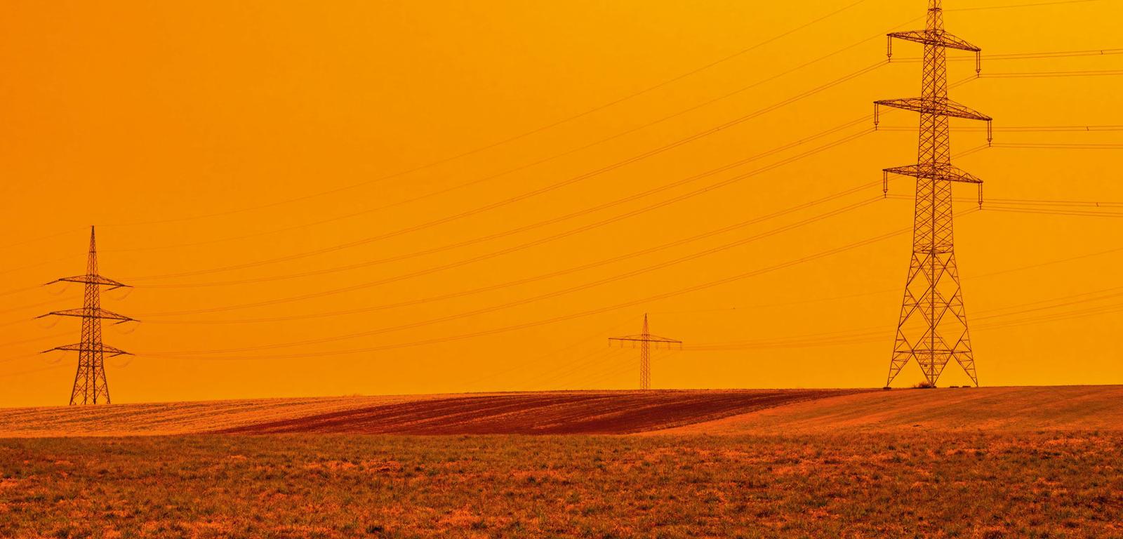 Przyniesiony przez wiatr znad Sahary pył zmienił kolor nieba nad Bawarią na kolor pomarańczowy.