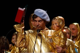 Gdy tytułem Kreatora Kultury w 2009 roku wyróżniony został Paweł Althamer, na scenie pojawił się w złotym skafandrze wraz z tzw. złotymi ludźmi znanymi z projektu „Wspólna sprawa”. Ale wśród nich był także przewodniczący Parlamentu Europejskiego Jerzy Buzek.„Zastanawiałem się, czy w złotym stroju mógłbym otworzyć obrady Parlamentu Europejskiego – powiedział Buzek. – Ale myślę, że lepiej zrobiłby to Paweł Althamer. Po tym zapewne eurodeputowani wybraliby go na przewodniczącego. To niedobrze, bo gdyby zamienił kulturę na politykę, to polska kultura odniosłaby wielką stratę”.