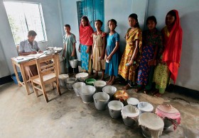 Wiekszość pożyczek w założonym przez Yunusa Banku Grameen biorą kobiety. Kupują krowę, a pożyczkę spłacają ze sprzedaży mleka.