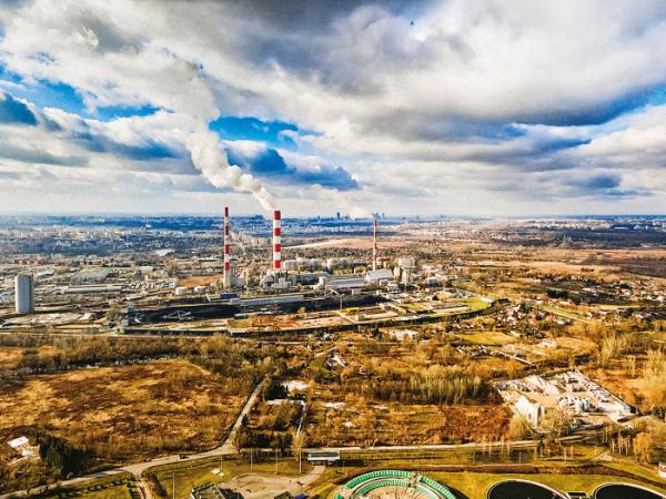 Kosztowne inwestycje w energetykę (na fot. Elektrociepłownia Siekierki w Warszawie), są konieczne, ale PKB od tego nie wzrośnie.