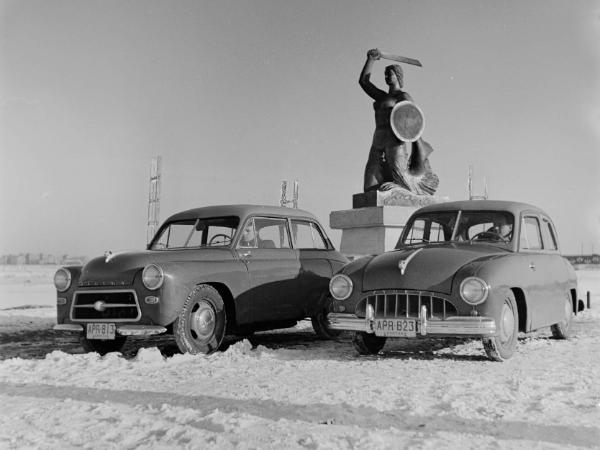 Alfred Funkiewicz, Pomnik Syreny na Powiślu i samochody marki 'Syrena'. Warszawa, 1954. Muzeum Warszawy, AN 9850/F.