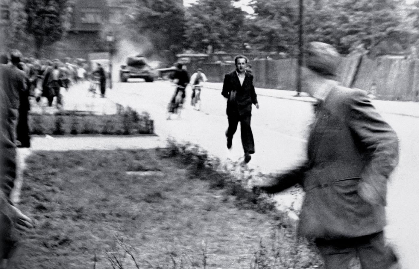 Czołg przy ul. Dąbrowskiego, wysłany przeciw poznańskim demonstrantom, 1956 r.