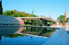 Barcelona – Mies van der Rohe Pawilon. Nazywany także pawilonem barcelońskim, powstał na potrzeby światowej wystawy, zorganizowanej tutaj w 1929 roku (tak się wchodziło na niemieckie stoisko narodowe). Architekt Ludwig Mies van der Rohe wymyślił, że obiekt będzie zbudowany ze szkła, stali, czterech rodzajów różnobarwnego marmuru. Dla efektu w konstrukcję wkomponowano tafle wody. Projekt der Rohe okazał się kamieniem milowym w myśleniu o współczesnej architekturze. Zainspirowani twórcy kolejnych pokoleń wciąż się do niego odnoszą, a przede wszystkim przejęli od niego sposób myślenia i pracy – odwagę w tworzeniu.