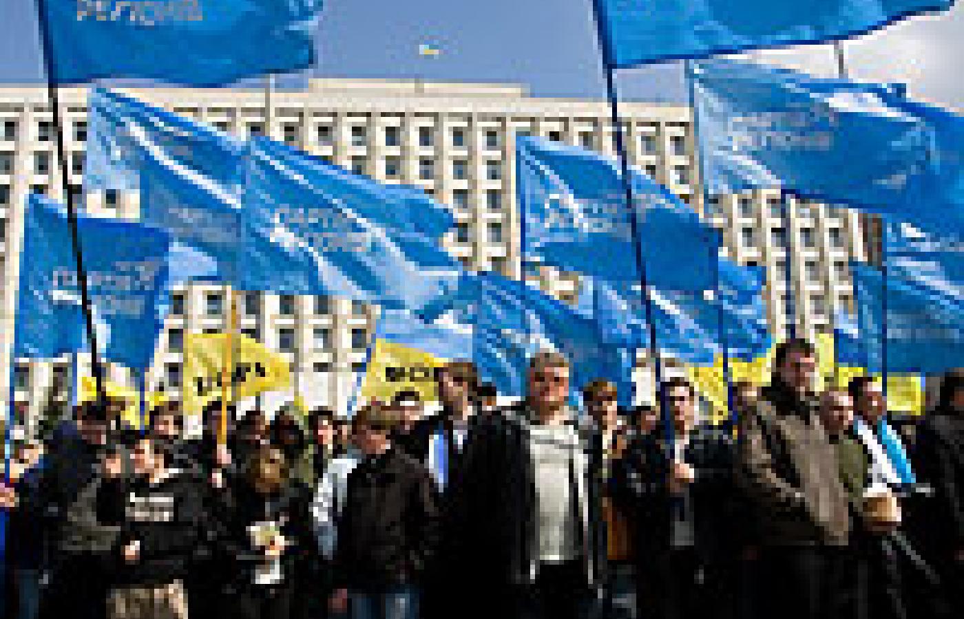 © Gamma, BA&W; Kijów, 6 kwietnia 2007. Zwolennicy premiera Janukowycza przed budynkiem parlamentu Ukrainy.