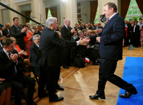 Jarosław Kaczyński wita się z Jackiem Kurskim