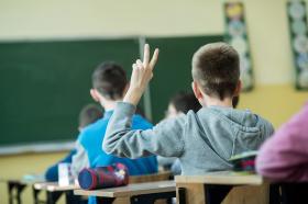 22 proc. chłopców i tylko 10 proc. dziewczyn oceniło swoje zainteresowanie polityką jako duże lub bardzo duże.