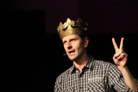 Teraz bawi ludzi Rafał Rutkowski z teatru Montownia i jego popisowy numer „Ojciec Polski” w reż. Michała Walczaka