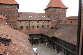 Nidzica, widok dziedzińca z głównym wjazdem na zamek oflankowanym dwiema kwadratowymi wieżami.