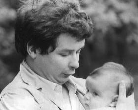 Lech Kaczyński z córką Martą w Sopocie. Lipiec 1980 r.