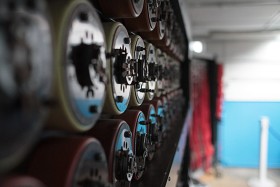 Bębny repliki jednej z tzw. bomb kryptograficznych, maszyn używanych do łamania szyfrów niemieckiej Enigmy. Idea bomby została opracowana przez Mariana Rejewskiego, wybitnego polskiego kryptologa z Biura Szyfrów.