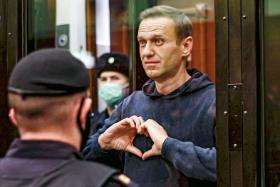 „Aleksiej Nawalny nie wyjdzie na wolność wcześniej, niż na wolność nie wyjdzie Rosja. I odwrotnie” – spointował wyrok pisarz Boris Akunin.