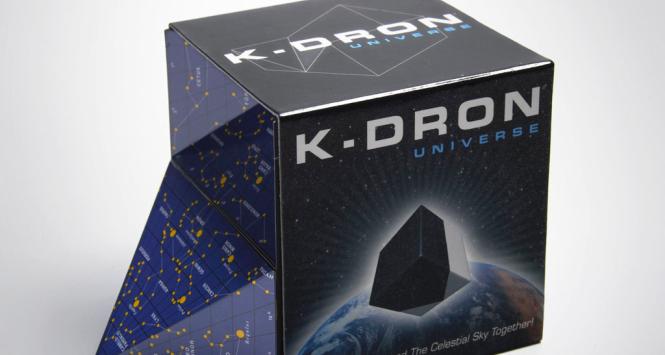 K-dron w pudełku. Drugie oblicze globusu stanowi odwzorowanie Układu Planetarnego