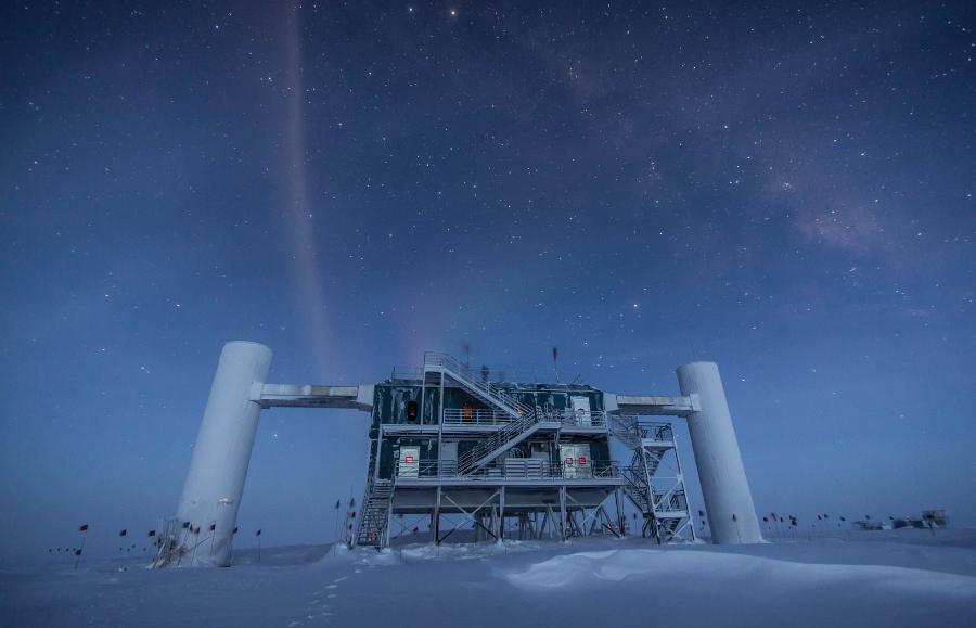 Tysiące czujników zakopanych w lodzie na biegunie południowym tworzy obserwatorium neutrin IceCube. Sensory te wychwytują oznaki rzadkich oddziaływań neutrin z kosmosu z atomami w lodzie. Gdy w 2017 roku zarejestrowano neutrino o szczególnie wysokiej energii, naziemne i kosmiczne teleskopy przeprowadziły szereg obserwacji w celu zidentyfikowania źródła pochodzenia tej cząstki.