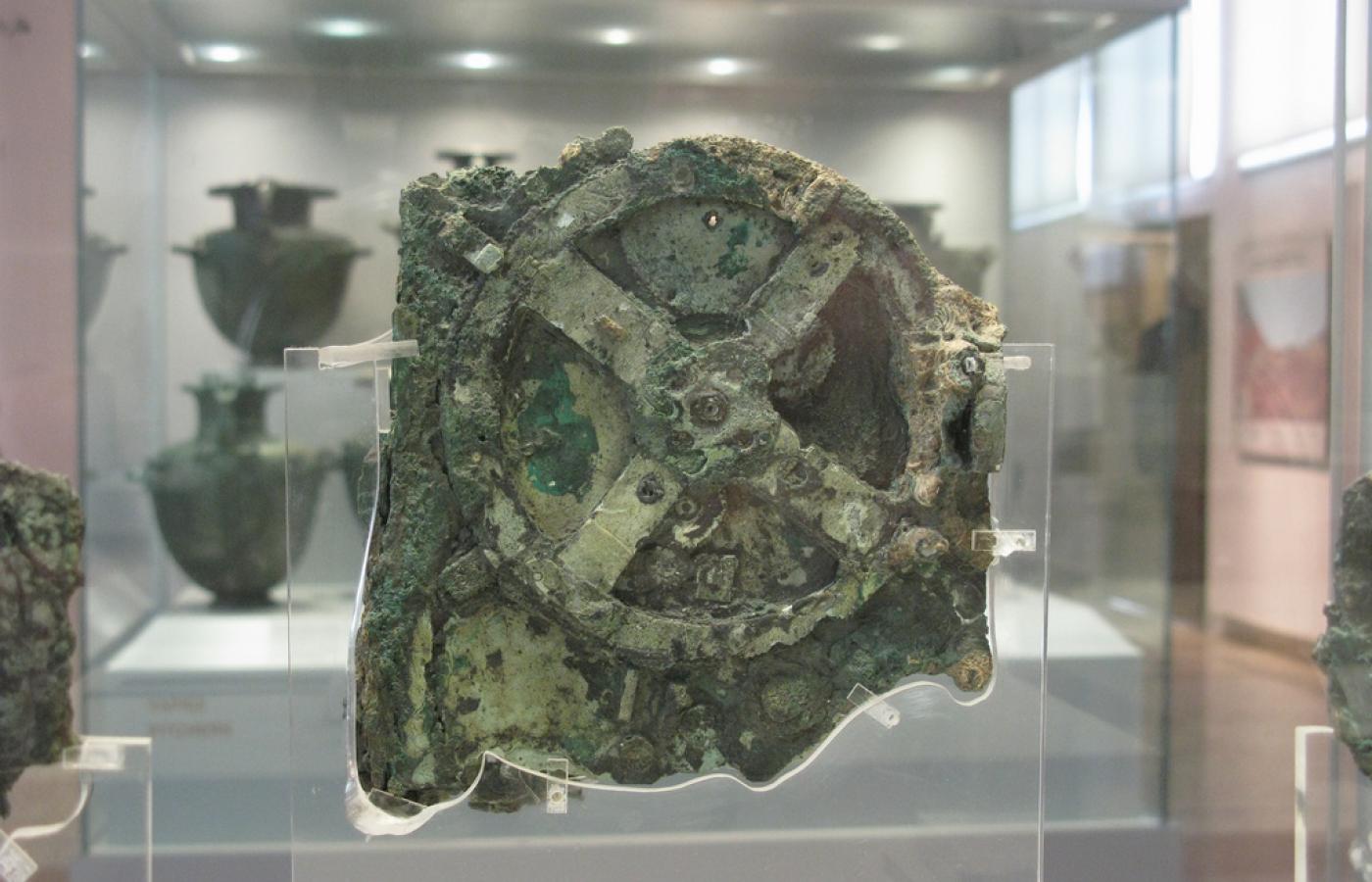Mechanizm z Antikythery w Narodowym Muzeum Archeologicznym w Atenach.