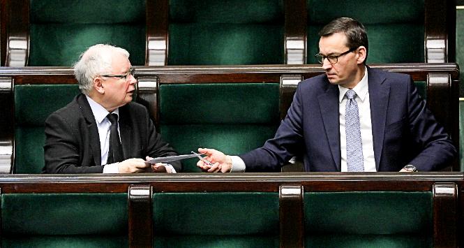 Prezes PiS i wicepremier Jarosław Kaczyński oraz premier Mateusz Morawiecki. Sejm, kwiecień 2020 r.