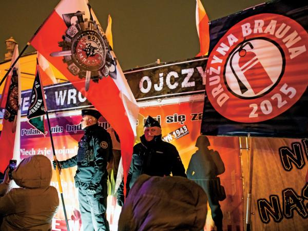 Marsz „Polska za pokojem” z udziałem prawicowych polityków europosła Grzegorza Brauna oraz posła na Sejm RP Włodzimierza Skalika. Na fot. Kamraci w strojach organizacyjnych pod logo ruchu gaśnicowego Brauna.