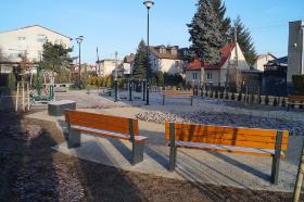 Pilnujący rodzice mają wygodnie miejsca do siedzenia, aby móc patrzeć na bawiące się pociechy. Miejsce to chętnie odwiedzają też osoby starsze, które mogą tutaj wspólnie spędzić czas. Z myślą o nich plac i odcinek chodnika został wykonany z płytek antypoślizgowych.