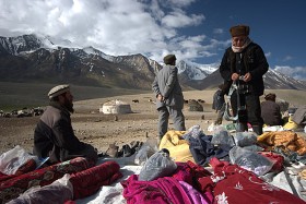 Handlarze sprzedają głównie materiały, ubrania i buty. Pasztuński kupiec wystawia swoje towary w osadzie Irghail.