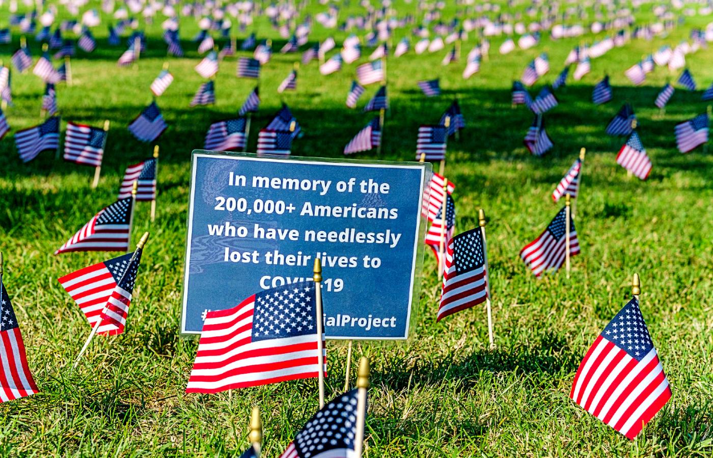 Flagi upamiętniające ponad 200 tys. ofiar covid-19 w USA