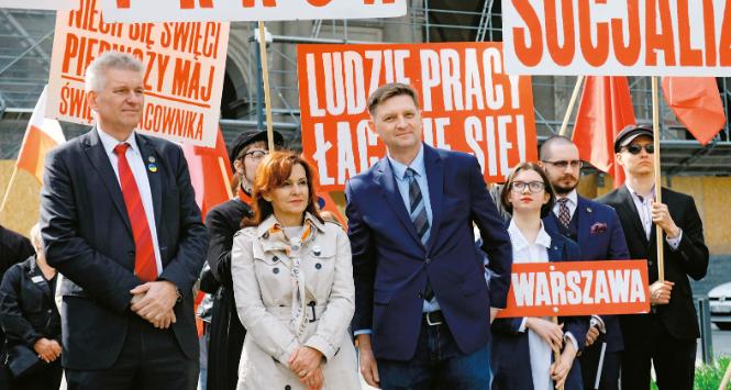 Warszawa, 1-majowy wiec PPS. Od lewej: szef partii Wojciech Konieczny, Gabriela Morawska-Stanecka i Andrzej Rozenek.