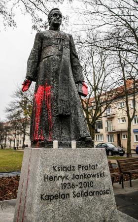 Zapewnienia polskich hierarchów, że Kościół oczyści się sam, nie są wiarygodne.