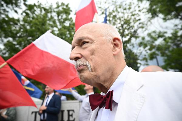 Jak Korwin-Mikke oskarżał Sikorskiego z pomocą AI. Prokuratura tym tropem nie poszła